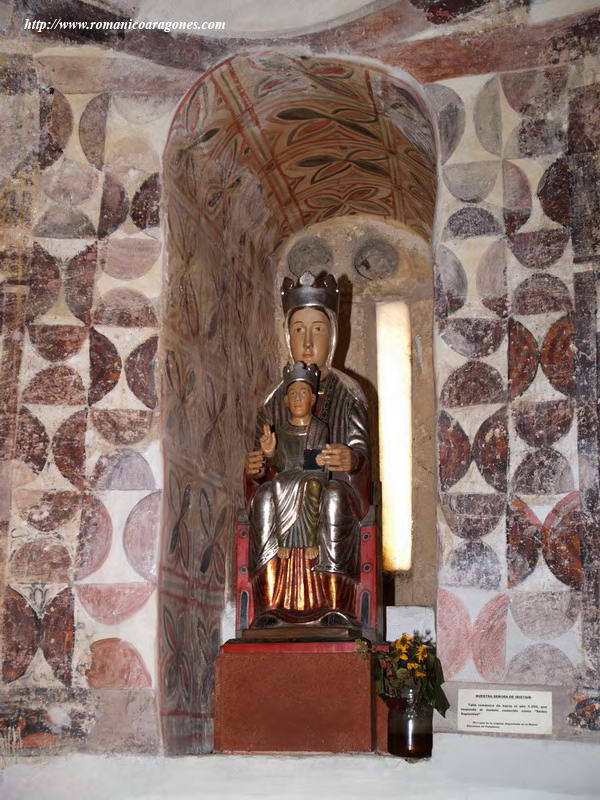 VENTANAL ABSIDAL Y RPLICA DE LA VIRGEN DE IRISTAIN